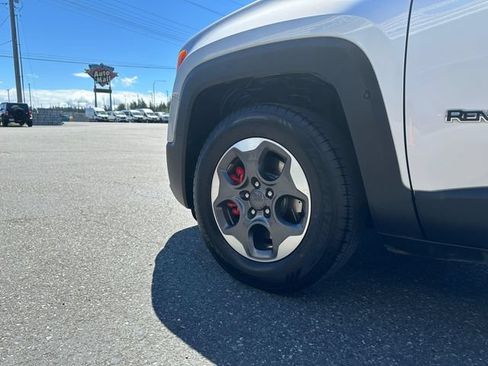 Used 2016 Jeep Renegade Latitude w/ Cold Weather Group FWD image 25