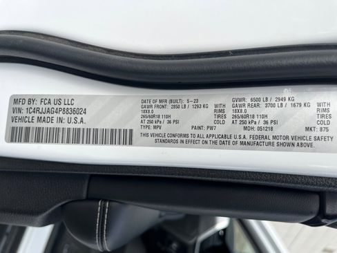 Used 2023 Jeep Grand Cherokee L Laredo image 31