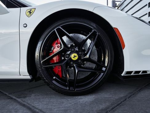 Used 2021 Ferrari F8 Tributo image 17