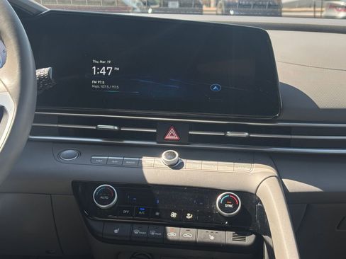 Used 2025 Hyundai Elantra SEL image 17