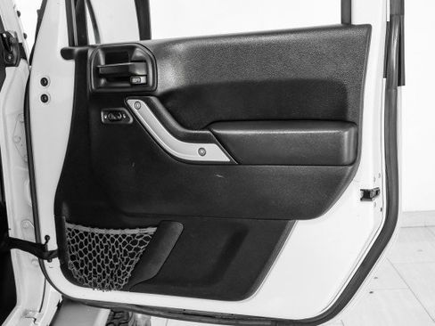 Used 2015 Jeep Wrangler Unlimited Sahara w/ Connectivity Group image 38