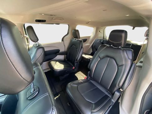 Used 2024 Chrysler Pacifica Touring-L FWD image 12