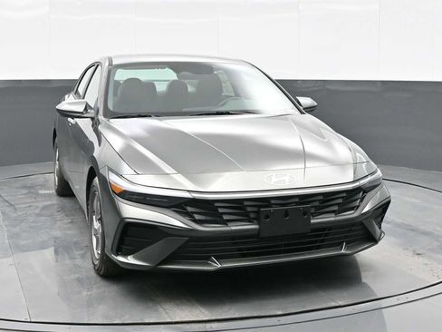 Used 2025 Hyundai Elantra SE FWD image 2
