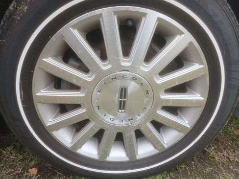 Used 2003 Lincoln Town Car Signature image 31