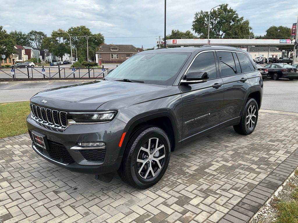 Used 2023 Jeep Grand Cherokee Limited w/ Luxury Tech Group II AWD/4WD image 4