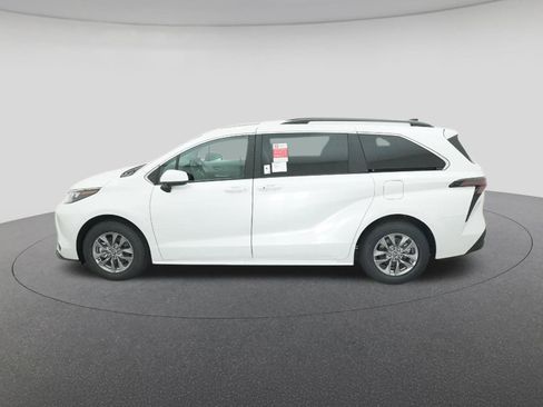 New 2026 Toyota Sienna XLE image 3