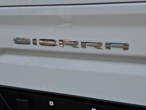 Used 2025 GMC Sierra 1500 AT4 w/ Technology Package AWD/4WD image 29