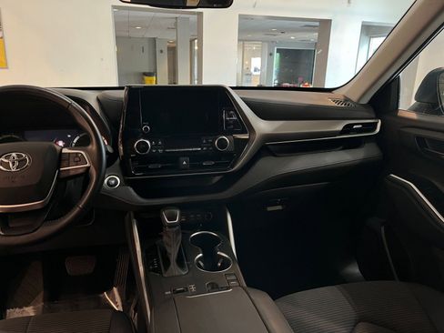 Used 2025 Toyota Highlander LE FWD image 37