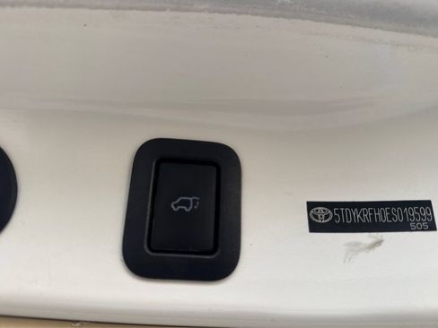 Used 2014 Toyota Highlander Limited FWD image 27