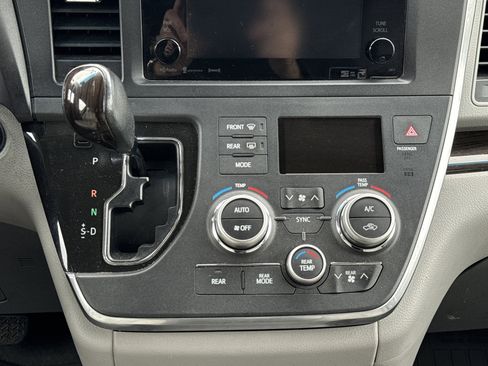 Certified 2017 Toyota Sienna XLE image 21