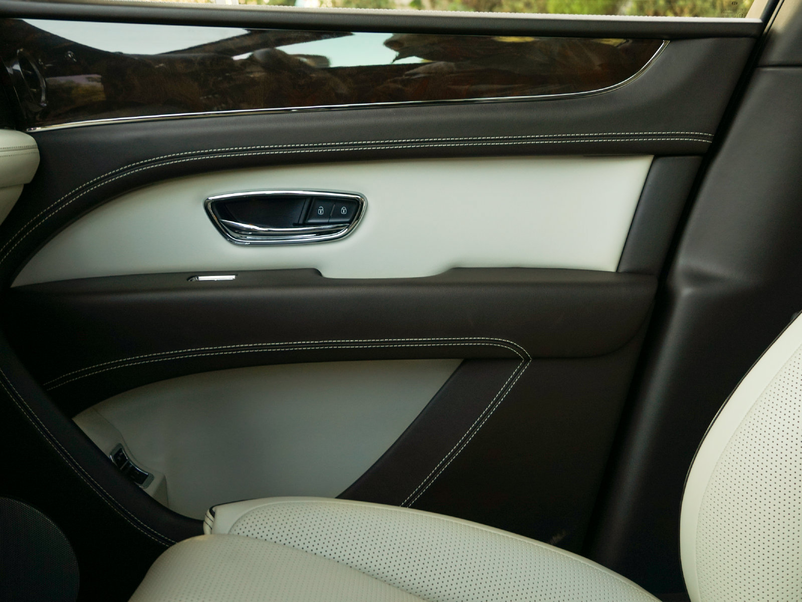 Certified 2023 Bentley Bentayga Extended Wheelbase AWD/4WD image 15
