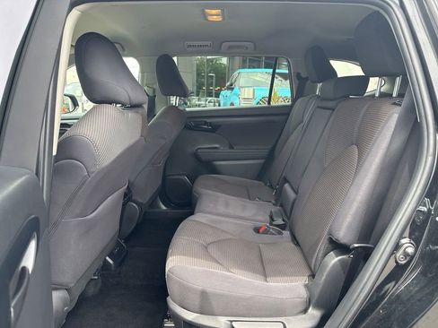 Certified 2025 Toyota Highlander LE FWD image 15