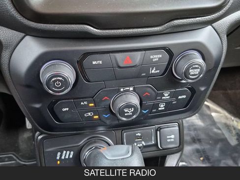 Used 2022 Jeep Renegade Latitude AWD/4WD image 23