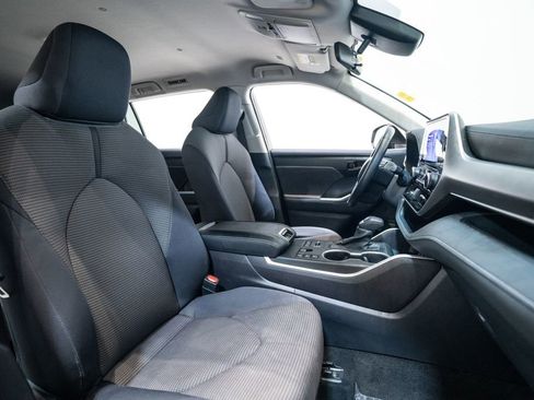 Used 2024 Toyota Highlander LE image 4