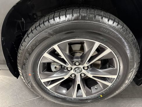 Used 2019 Toyota Highlander Plus AWD/4WD image 2