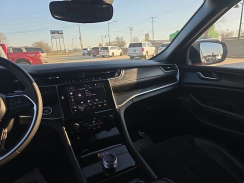 Used 2024 Jeep Grand Cherokee Altitude image 16