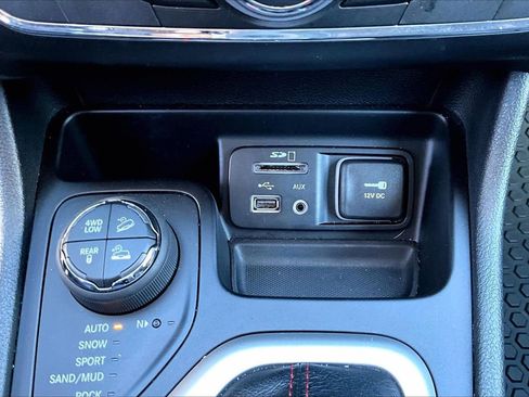 Used 2016 Jeep Cherokee Trailhawk image 16