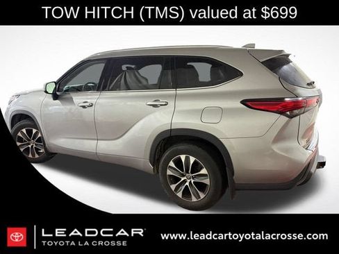 Used 2022 Toyota Highlander XLE AWD/4WD image 2