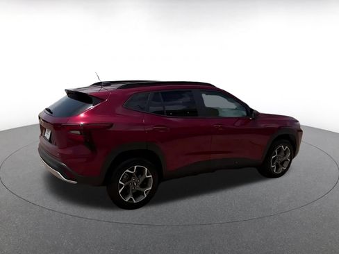 Used 2025 Chevrolet Trax LT w/ LT Convenience Package FWD image 9