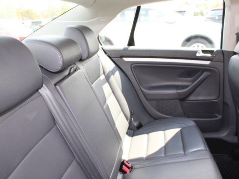 Used 2009 Volkswagen Jetta SE FWD image 17