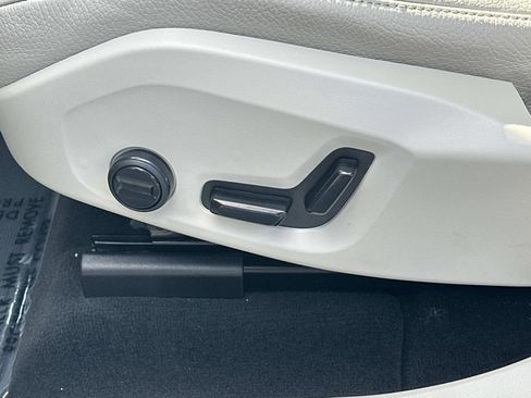 Certified 2025 Volvo XC60 T8 Plus w/ Protection Package Premier image 18