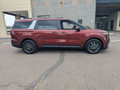 Used 2025 Kia Carnival EX image 2