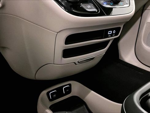 Used 2018 Chrysler Pacifica Touring-L FWD image 16