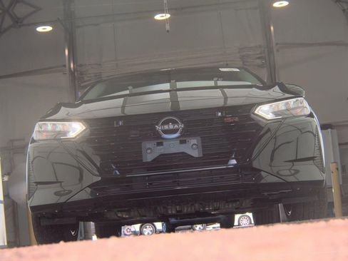 Certified 2025 Nissan Sentra SR w/ Midnight Edition image 3