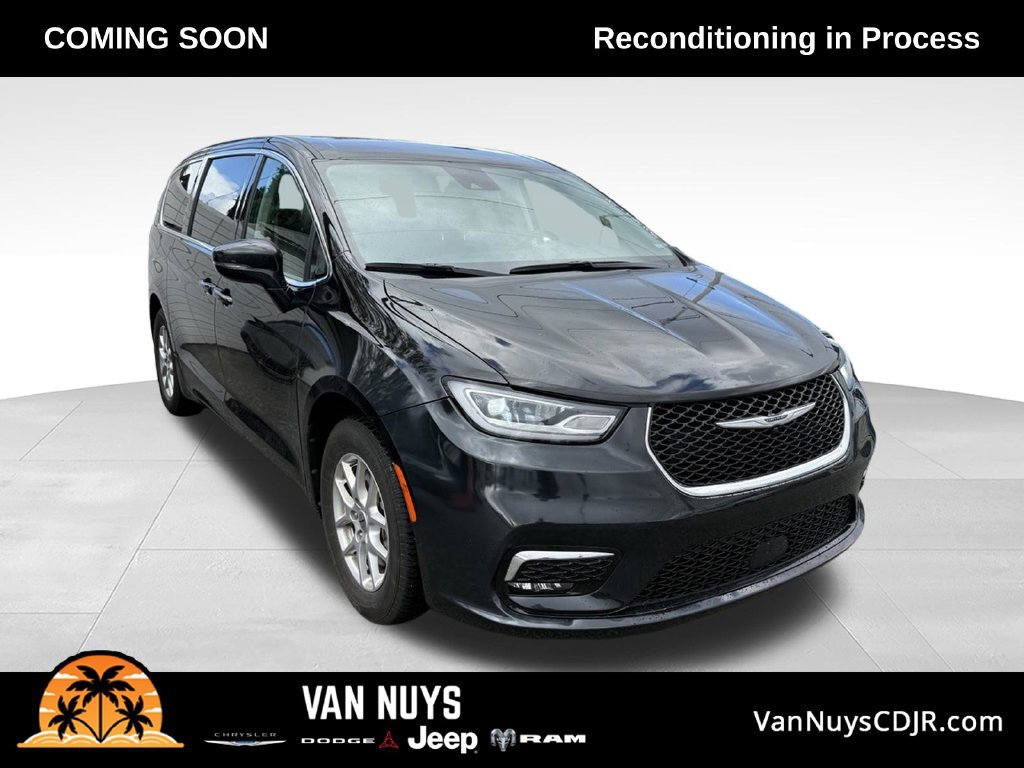 Used 2024 Chrysler Pacifica Touring-L FWD image 1