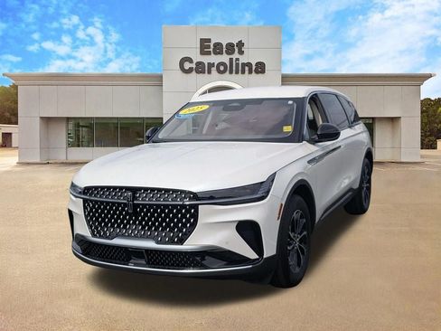 Used 2025 Lincoln Nautilus Premier AWD/4WD image 7
