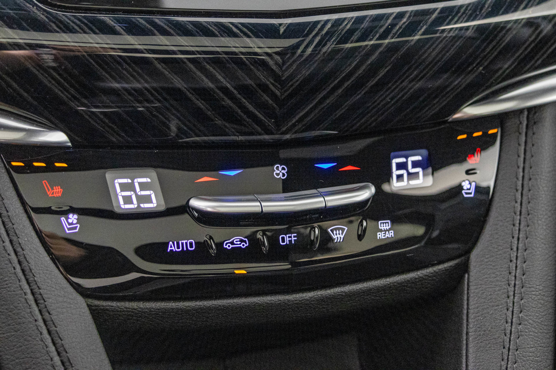 Used 2025 Cadillac XT6 Premium Luxury AWD/4WD image 30