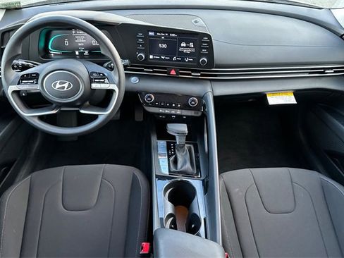 Used 2025 Hyundai Elantra Blue image 11