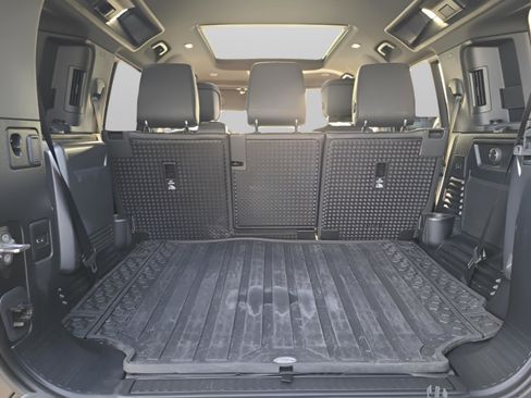 Used 2023 Land Rover Defender 110 X-Dynamic SE image 28