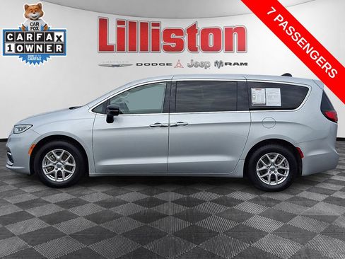 Used 2024 Chrysler Pacifica Touring-L FWD image 7