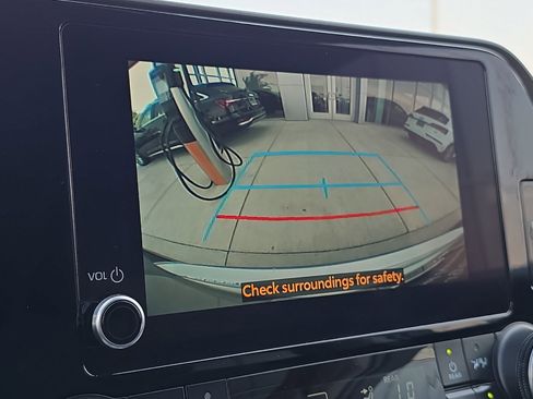 Used 2024 Toyota Highlander LE image 22