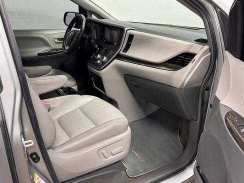 Used 2018 Toyota Sienna XLE Premium image 8
