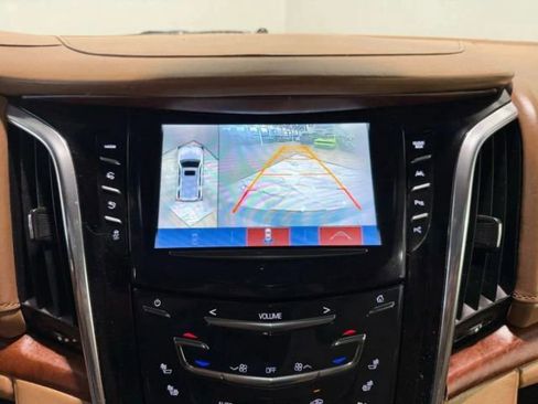 Used 2017 Cadillac Escalade Platinum image 25