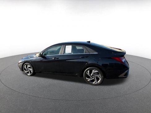 Used 2025 Hyundai Elantra Limited image 10