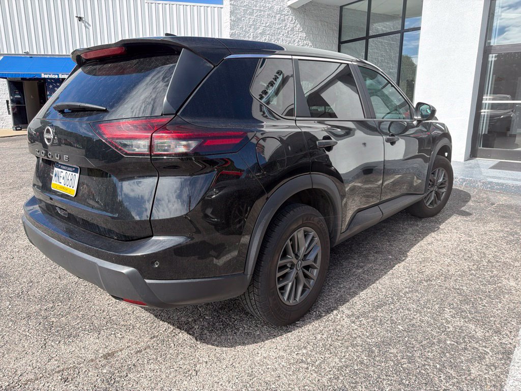Used 2024 Nissan Rogue S FWD image 3