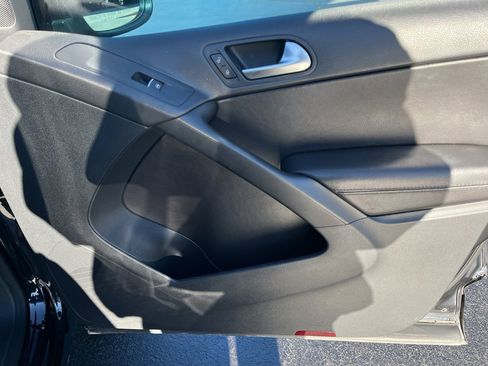 Used 2017 Volkswagen Tiguan Sport image 32