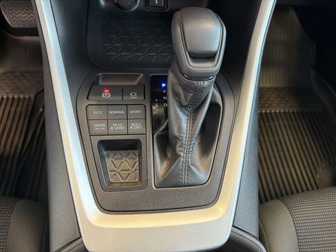 Used 2022 Toyota RAV4 LE AWD/4WD image 22