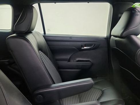 Used 2022 Toyota Highlander XSE AWD/4WD image 26
