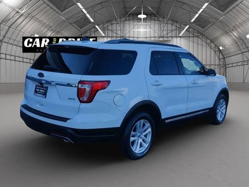Used 2018 Ford Explorer XLT image 7