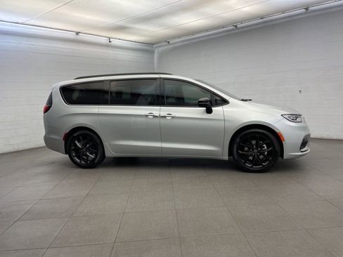New 2026 Chrysler Pacifica Select image 2