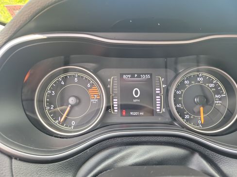 Used 2019 Jeep Cherokee Latitude w/ Cold Weather Group AWD/4WD image 22