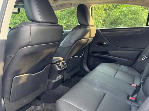 Used 2024 Lexus ES 300h w/ Premium Package FWD image 9