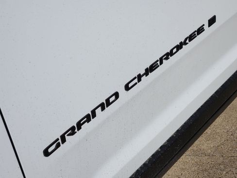 New 2026 Jeep Grand Cherokee Altitude image 12