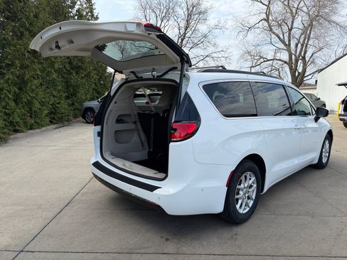 Used 2023 Chrysler Pacifica Touring-L image 32