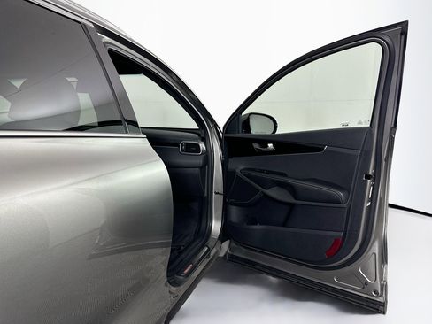 Used 2019 Kia Sorento SX image 34