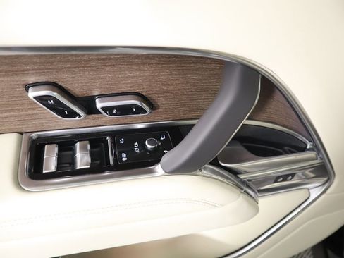 New 2026 Land Rover Range Rover Long Wheelbase SE image 25